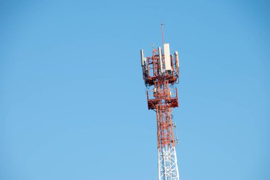 Gökyüzü arka planında mobil anten