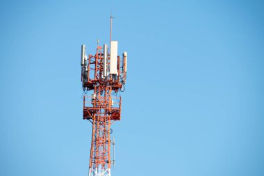 Mobil anten mavi gökyüzünün arka planında.