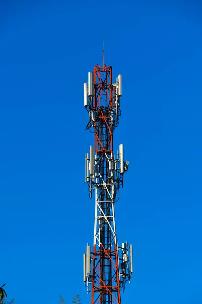 anten dağın tepesinde mavi gökyüzüne karşı.