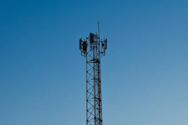 Mavi gökyüzü olan cep telefonu kulesi