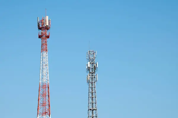 Gökyüzüne karşı mobil iletişim kulesi