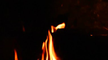 alevler siyah arkaplanda