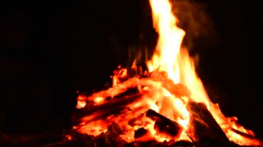 Yakıcı ateşe yaslanırlar.