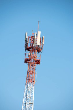 Pembe dizi kulesi mavi gökyüzü arka planına karşı. kablosuz iletişim kavramı