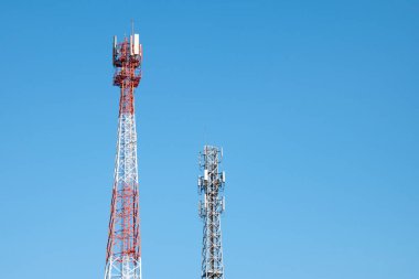 Mavi gökyüzüne karşı mobil iletişim kulesi