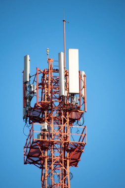 mavi gökyüzünün arka planında mobil iletişim anteniName.