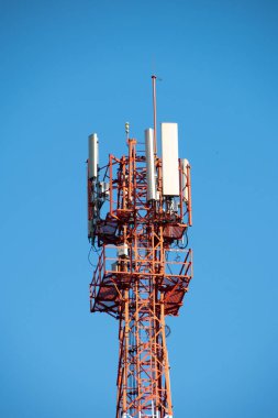 Mavi gökyüzünde seyyar anten kulesi