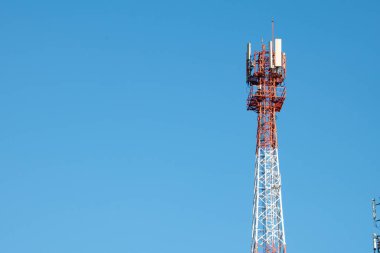 mavi gökyüzü ile iletişim kulesi