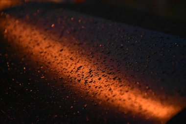 Koyu bir arkaplanda yanan kömürlerin yakın plan çekimi.