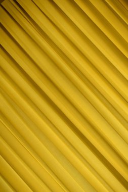 Sarı arka planda sarı plastik pipetler