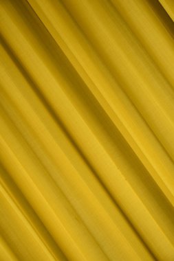 Kumaşın sarı renk arkaplanı.