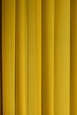 Sarı perdeleri olan bir oda.