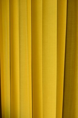 Penceredeki sarı perde