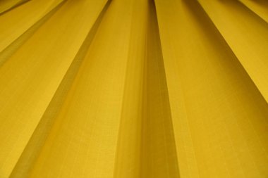 Perde arkası olan sarı perde.