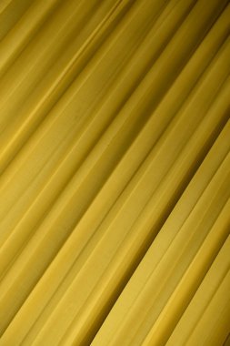 Yakın - kıvrımlı kağıdın sarı perdesinin görünümü