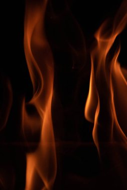 Ateş alevi siyah arkaplanda izole edildi