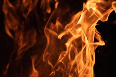 alevler siyah arkaplanda