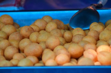 Kızarmış yumurtalı köfte.