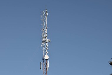 mavi gökyüzündeki iletişim anteni