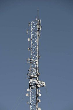 Mavi gökyüzü arka planında yüksek iletişim kulesi. yüksek kaliteli fotoğraf