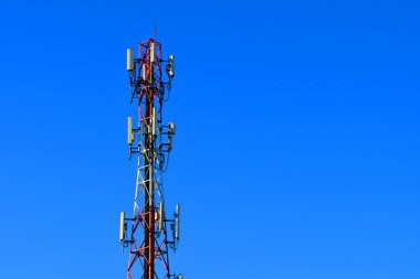 Mavi gökyüzü ile anten Kulesi