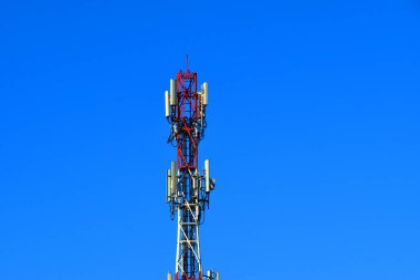 Telekomünikasyon kule mavi gökyüzü arka plan ile