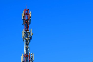 mavi gökyüzü ile iletişim kulesi