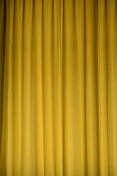 Duvardaki sarı perde