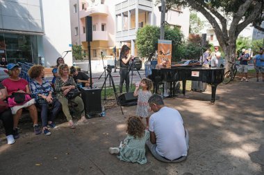 Tel Aviv, İsrail - 21 Ekim 2022: Tel Aviv 'deki Rothschild Bulvarı' nda müzisyenler.