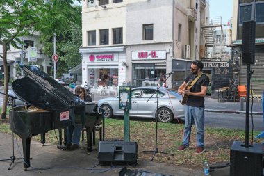 Tel Aviv, İsrail - 21 Ekim 2022: Tel Aviv 'deki Rothschild Bulvarı' nda müzisyenler.