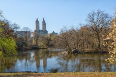 New York, ABD - 13 Nisan 2023: Baharda Manhattan 'ın Central Park manzarası.