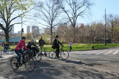 New York, ABD - 13 Nisan 2023: Manhattan Central Park 'ta bisikletçiler.