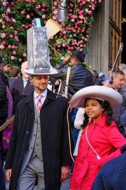 New York, ABD - 9 Nisan 2023: New York 'taki 5. Cadde' deki Paskalya Geçidi 'nde harika kostümlü New Yorklular.