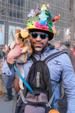 New York, ABD - 9 Nisan 2023: New York 'taki 5. Cadde' deki Paskalya Geçidi 'nde harika kostümlü New Yorklular.