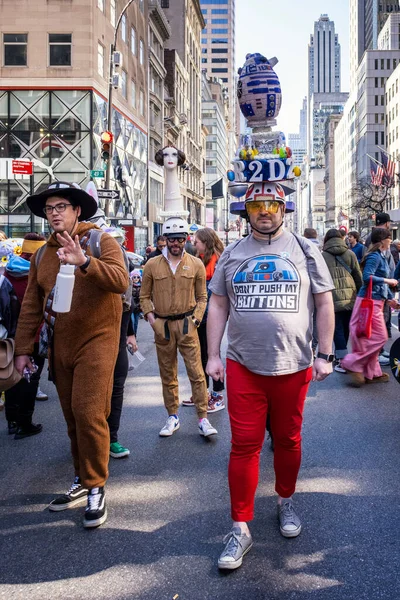 New York, ABD - 9 Nisan 2023: New York 'taki 5. Cadde' deki Paskalya Geçidi 'nde harika kostümlü New Yorklular.