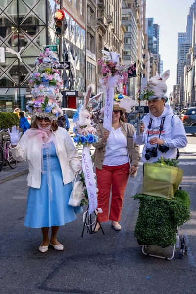 New York, ABD - 9 Nisan 2023: New York 'taki 5. Cadde' deki Paskalya Geçidi 'nde harika kostümlü New Yorklular.