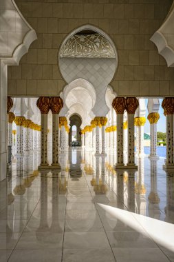 Abu Dabi, Birleşik Arap Emirlikleri - 13 Şubat 2023: Şeyh Zayed Büyük Cami İçişleri.