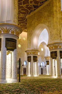Abu Dabi, Birleşik Arap Emirlikleri - 13 Şubat 2023: Şeyh Zayed Büyük Cami İçişleri.