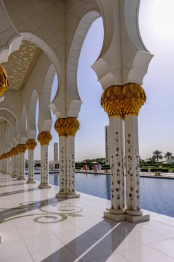 Abu Dabi, Birleşik Arap Emirlikleri - 13 Şubat 2023: Şeyh Zayed Büyük Cami.