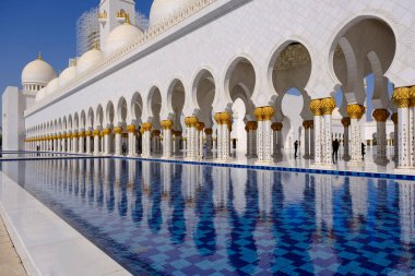 Abu Dabi, Birleşik Arap Emirlikleri - 13 Şubat 2023: Şeyh Zayed Büyük Cami.