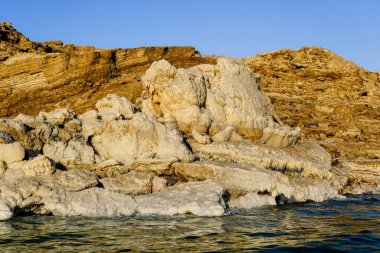 Tuzla kaplı taşlarla ölü deniz kıyısı.
