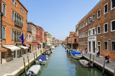 Venedik, İtalya - 22 Haziran 2023 Murano adasındaki bir kanalın görüntüsü.