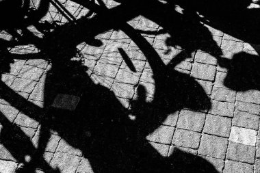 Bisiklet gölgesi tarafından oluşturulan soyut görünüm.