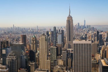 New York, ABD - 13 Nisan 2023: Şafakta Manhattan manzarası.