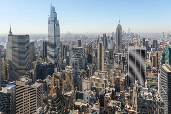 New York, ABD - 13 Nisan 2023: Şafakta Manhattan manzarası.