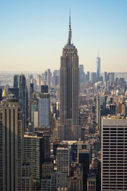 New York, ABD - 13 Nisan 2023: Gündoğumunda ünlü Empire State Binası ve gökdelenleri ile Manhattan 'ın şehir manzarası.