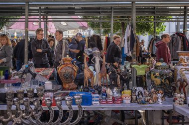 Tel Aviv Yafo, İsrail - 22 Aralık 2023: Eski Yafo 'daki bit pazarı.