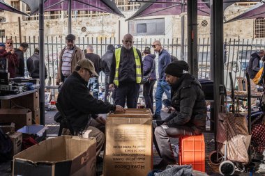 Tel Aviv Yafo, İsrail - 22 Aralık 2023: Eski Yafo 'daki bit pazarı.