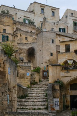 Matera, İtalya - 24 Nisan 2025: Matera 'daki Antik Taş Evler, Mağaralar Şehri, Basilicata, İtalya.