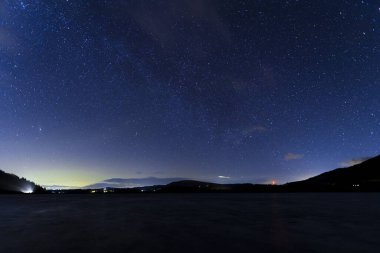 İngiliz Göl Bölgesi 'ndeki Bassenthwaite Gölü Kuzey Işıkları' nın soluk bir parıltısıyla